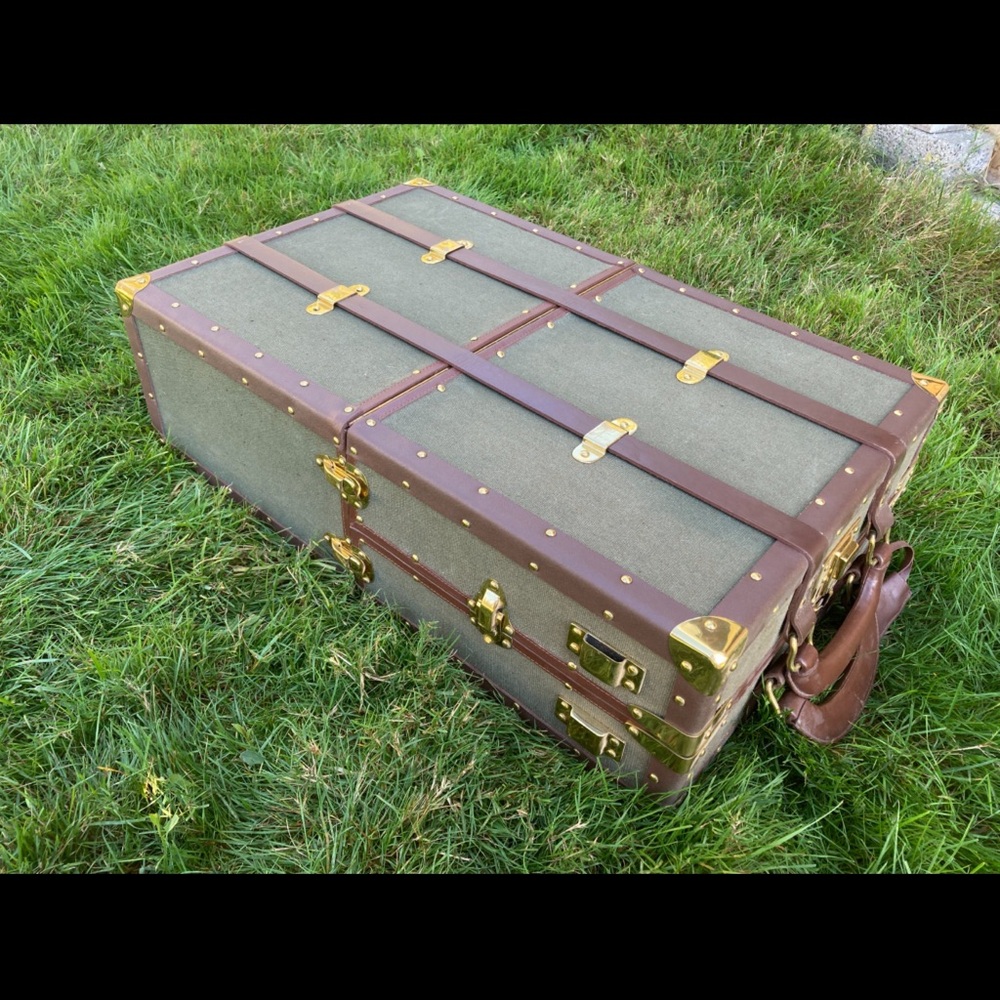 Harrods picnic Trunk. Classic Harrods green canvas with brass embellishments - Picture 9 of 12